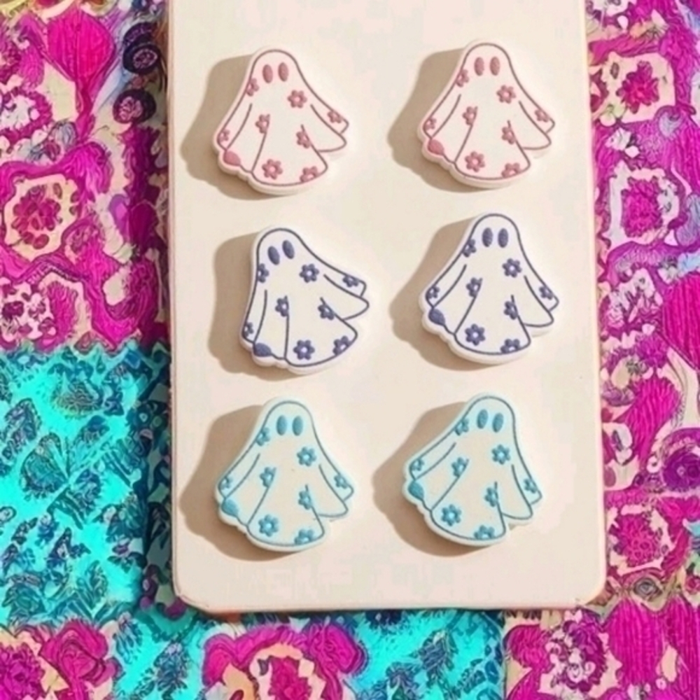 MODCLOTH SET OF 3 ACRYLIC FLORAL GHOST STUD EARRINGS
